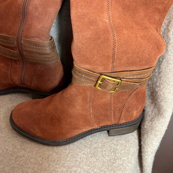 CLARKS Sz 7 Knee High Boots Cushioning to Grippy Sole Buckle Detail Zip Up - Picture 9 of 13